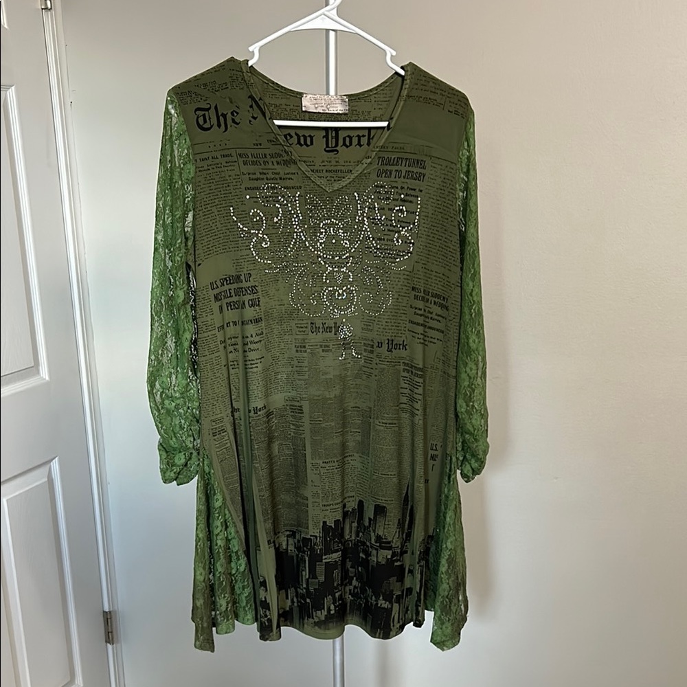 Green Graphic Dress with 3/4 Sleeves
